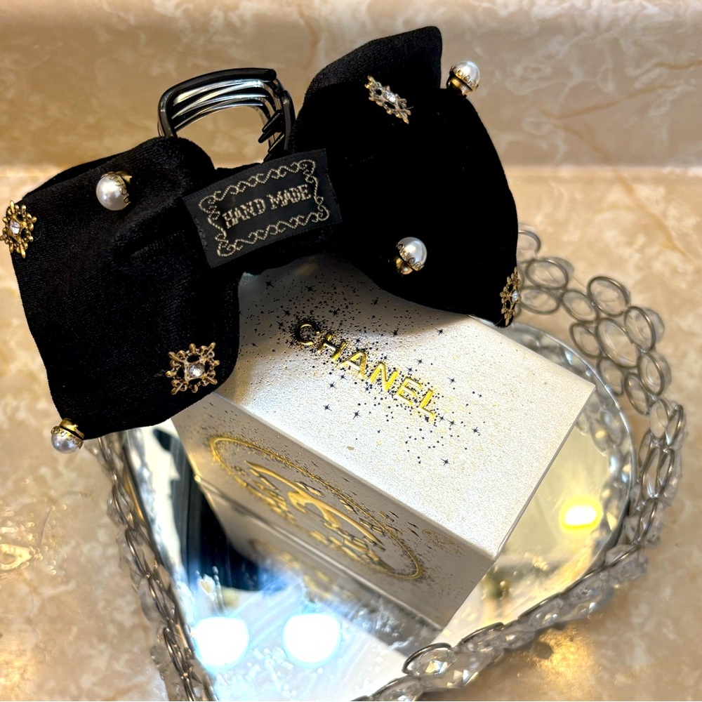 A Touch of Posh Hair Clip 🖤 - Picture 3 of 14